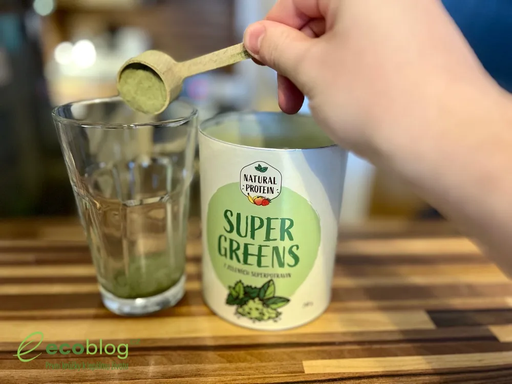 Rozmíchávání NaturalProtein SuperGreens do nápoje