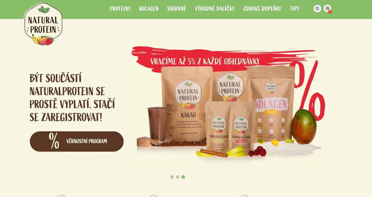 Balení proteinu a kolagenu od NaturalProtein na stole