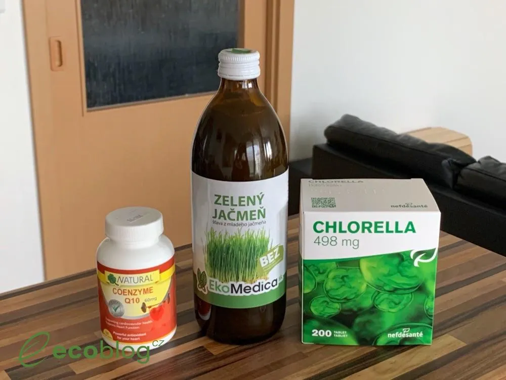 Tablety chlorelly z e-shopu Naureus vysypané z balení