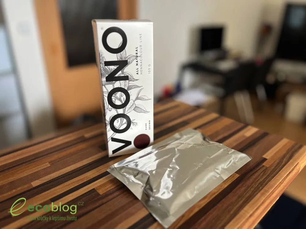 Výsledný tmavě hnědý odstín vlasů po barvení hennou Voono Dark Brown