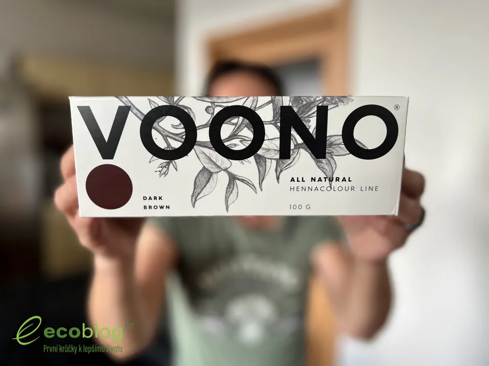 Hebké a lesklé vlasy obarvené přírodní hennou Voono Dark Brown