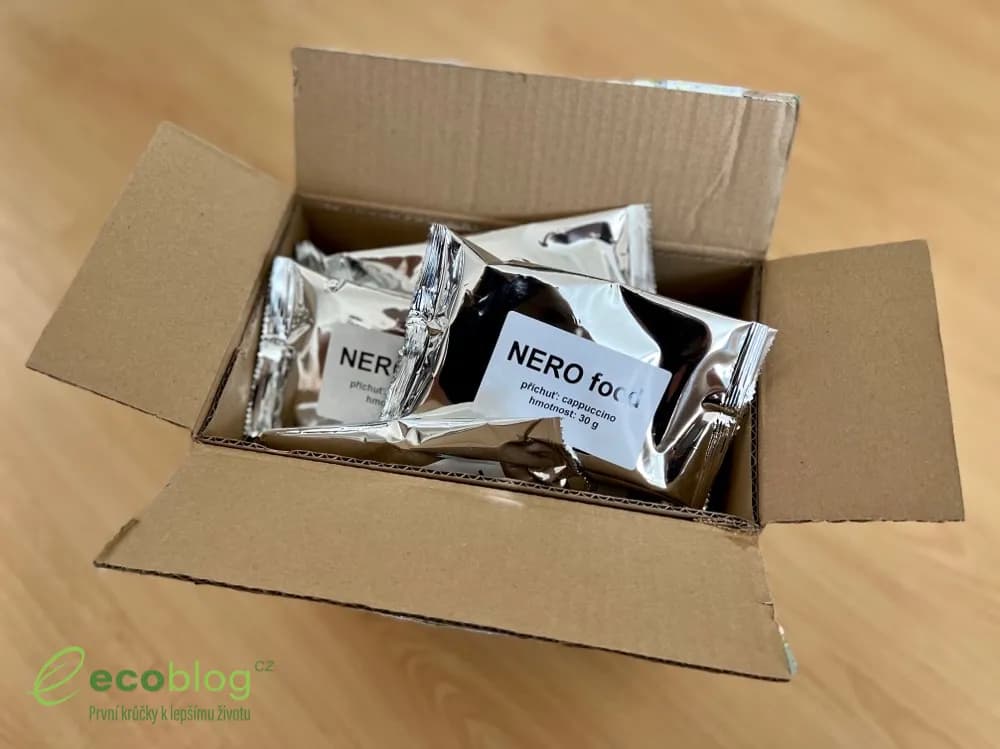 Připravený čokoládový koktejl Nero Food ve sklenici vedle shakeru