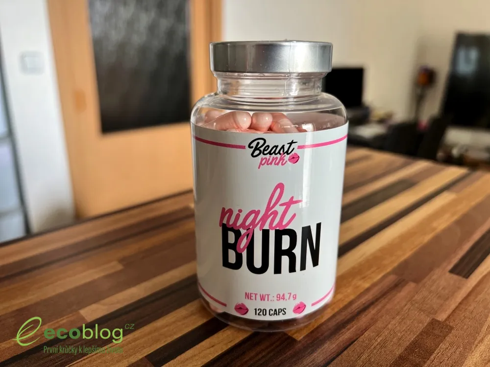 Dóza Night Burn od BeastPink na dřevěném stole
