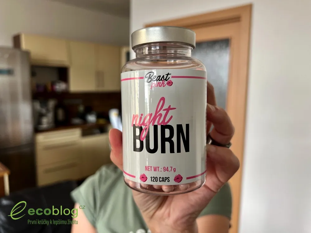 Ruka drží dózu Night Burn od BeastPink v kuchyni