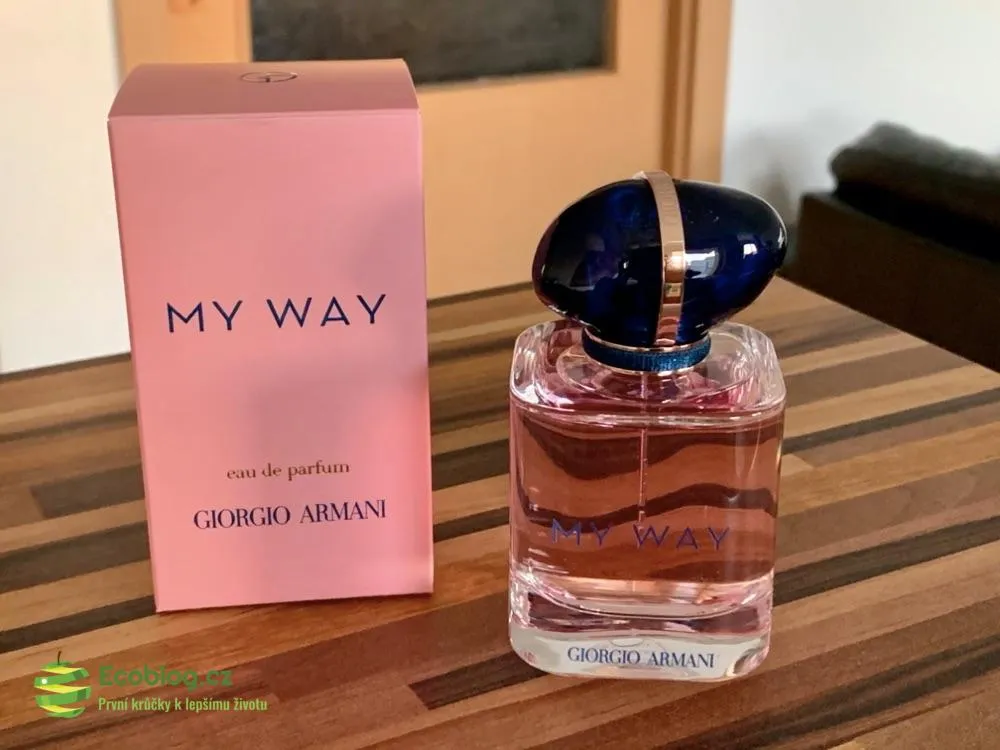 Detail flakonu parfému Giorgio Armani My Way s modrým víčkem