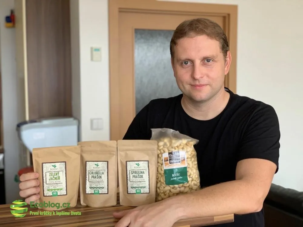 Bonitas spirulina v prášku od Nutivy připravená k rozmíchání