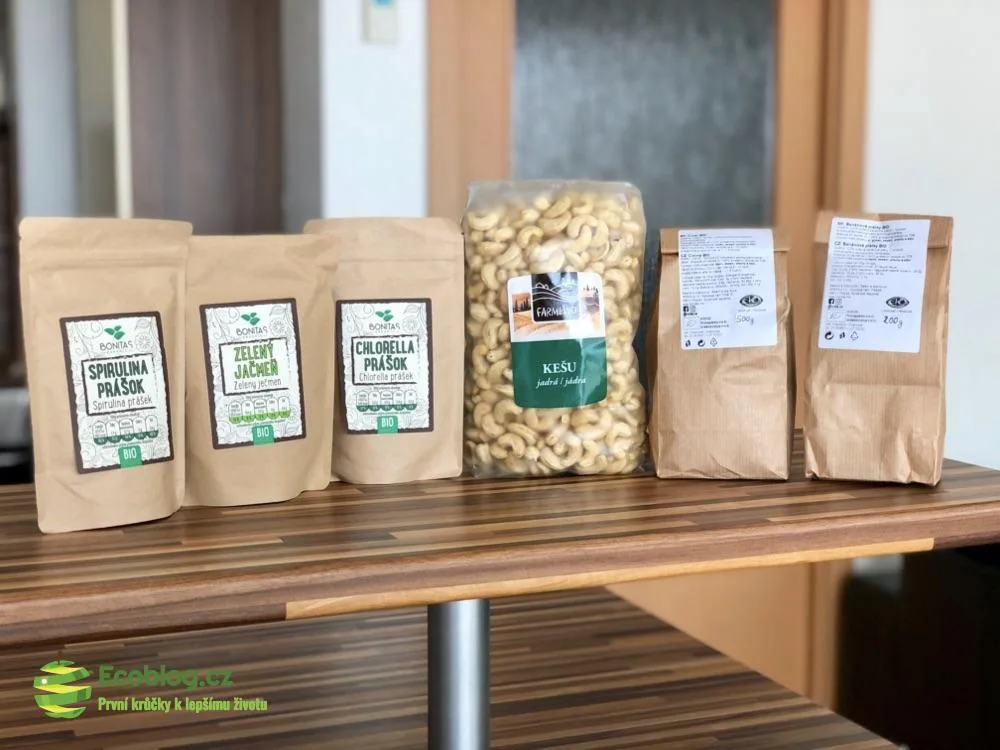 Balíček zdravých potravin z e-shopu Nutiva, zelené řasy, oříšky a sušené ovoce v papírových sáčcích