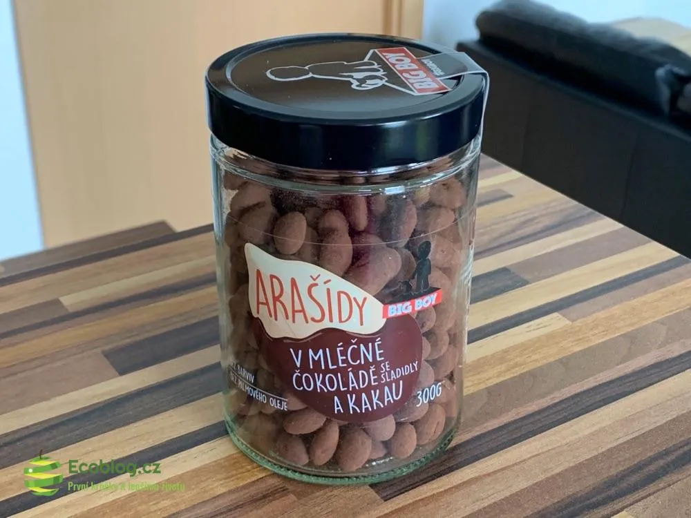 Nutsman arašídy v mléčné čokoládě, detail pražených oříšků