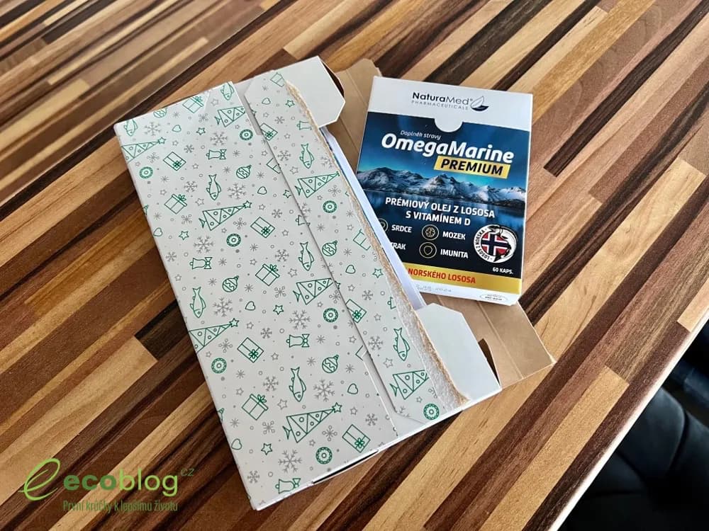 Kapsle OmegaMarine PREMIUM vysypané z balení na dlani