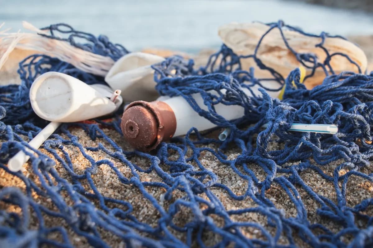 Záběr na znečištěné pobřeží plastovým odpadem z dokumentu A Plastic Ocean
