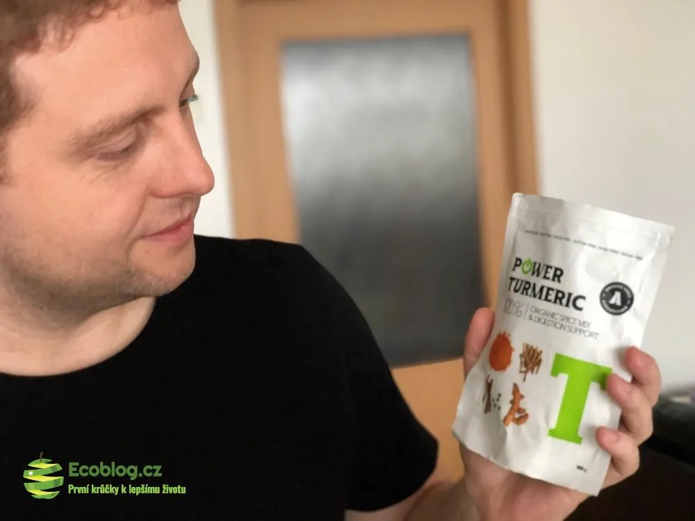 Příprava nápoje z Powerlogy Power Turmeric s teplou vodou