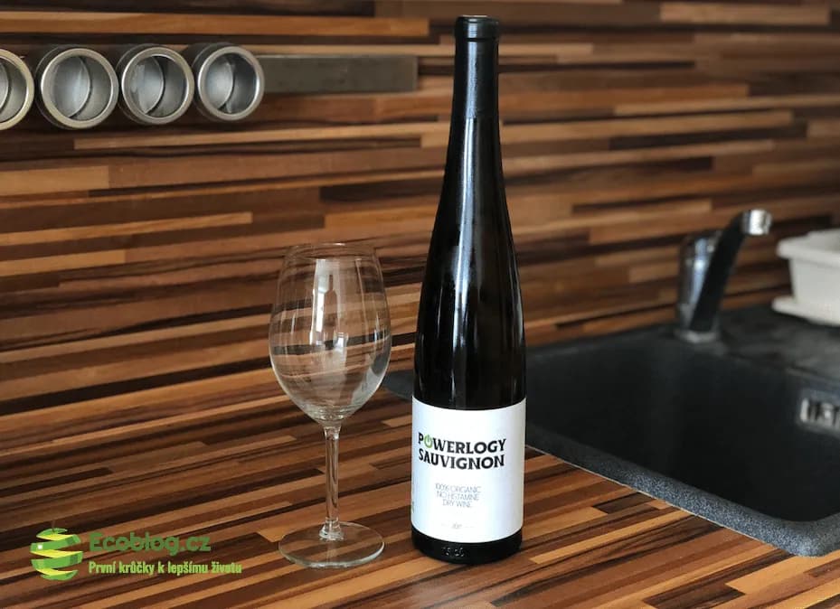 Láhev Powerlogy Bio Sauvignon Blanc bezhistaminového vína na stole