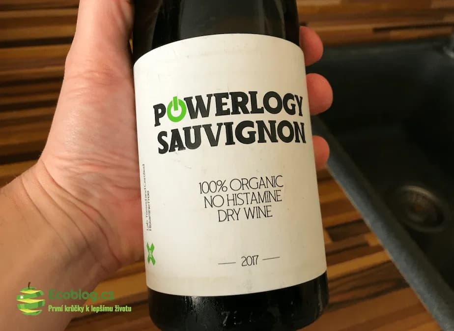 Detail láhve Powerlogy bezhistaminového vína Sauvignon Blanc