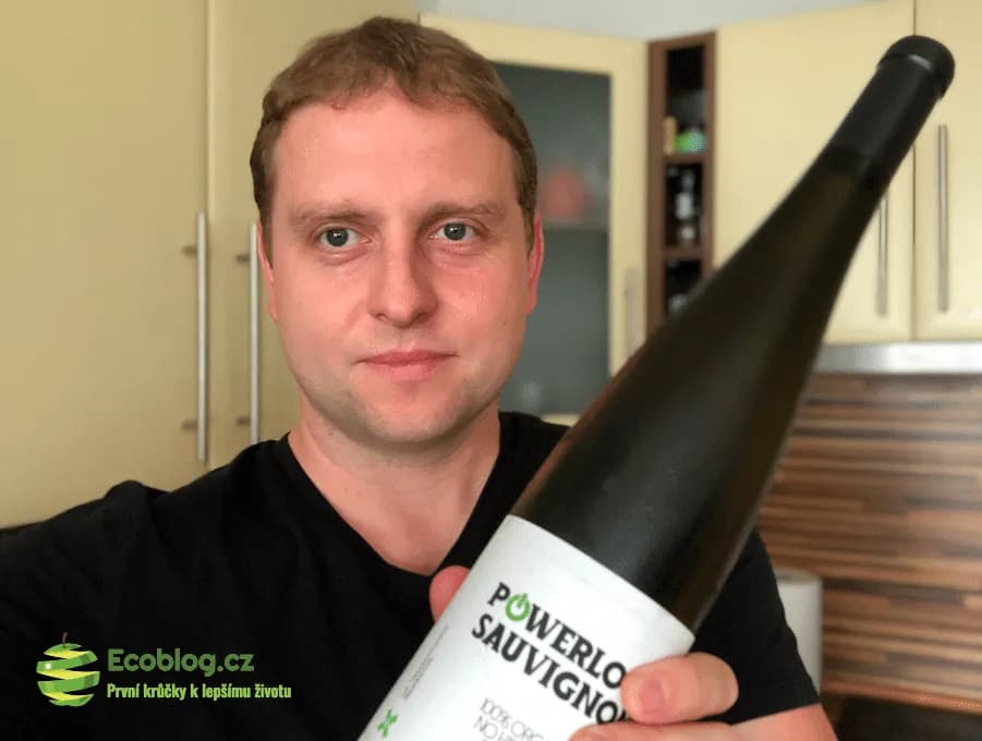 Powerlogy Sauvignon Blanc nalité ve sklenici