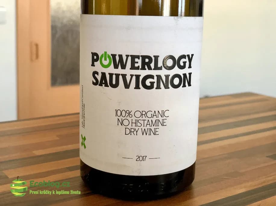 Sklenice bílého vína Powerlogy Sauvignon Blanc při degustaci
