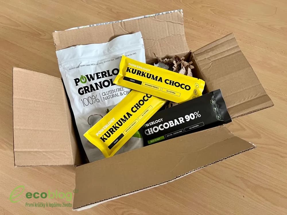 Powerlogy granola s mandlemi, quinoou a jahodami v misce