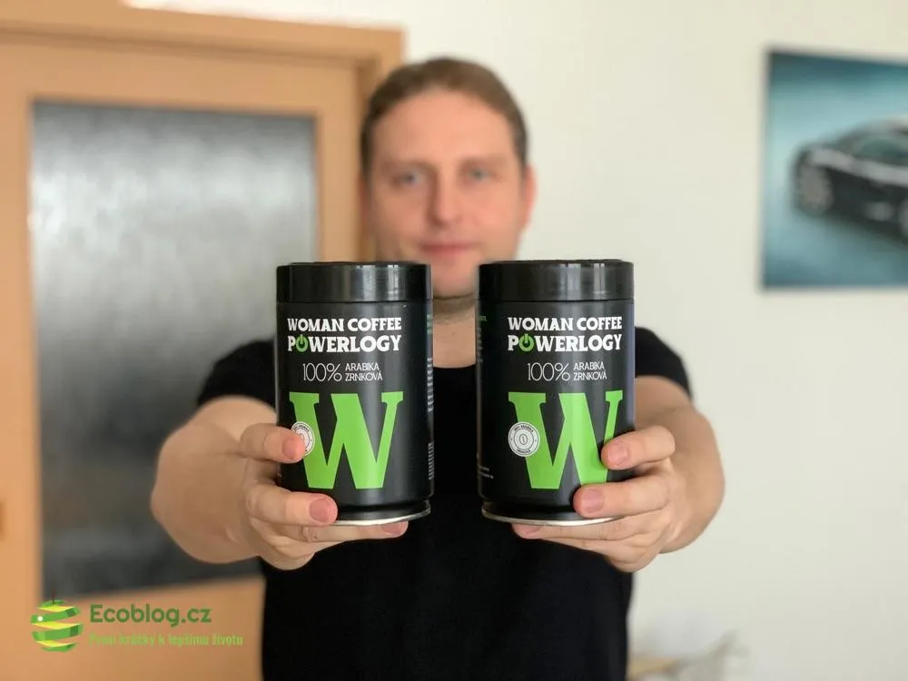 Powerlogy Woman Coffee připravená v šálku, jemná karamelová chuť