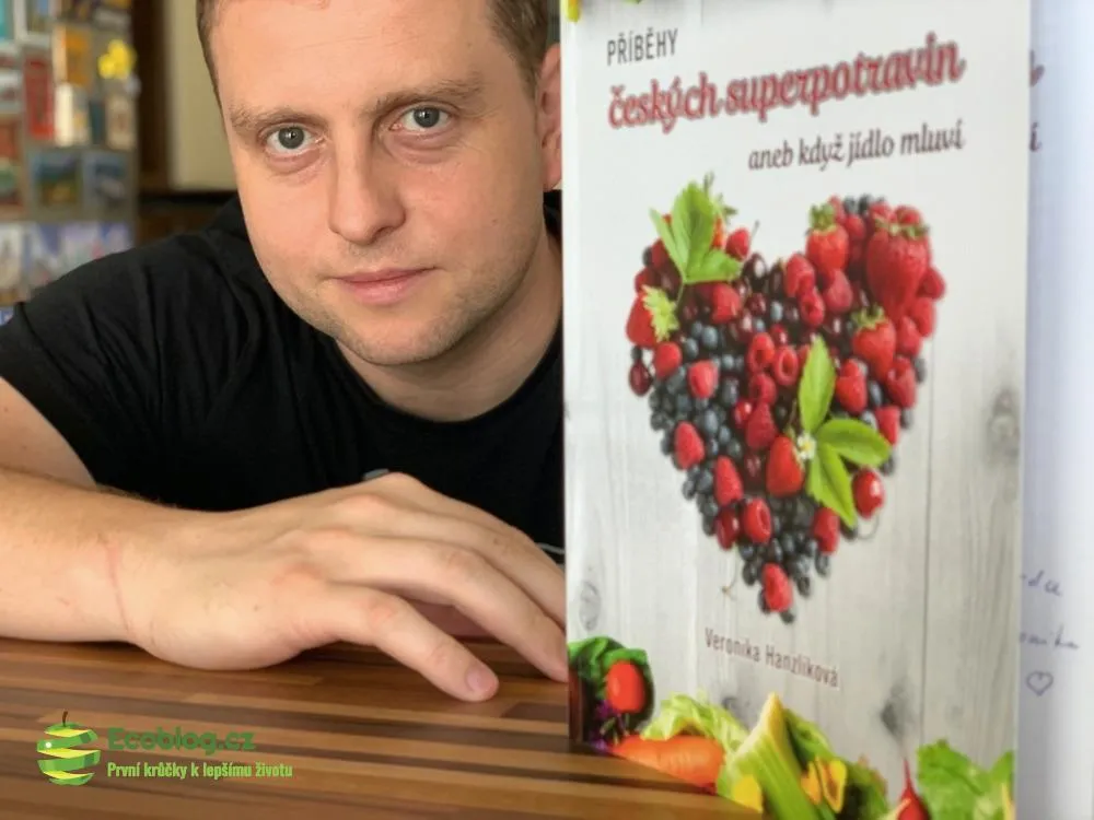 Kniha Příběhy českých superpotravin otevřená na dvoustraně o sezónní stravě