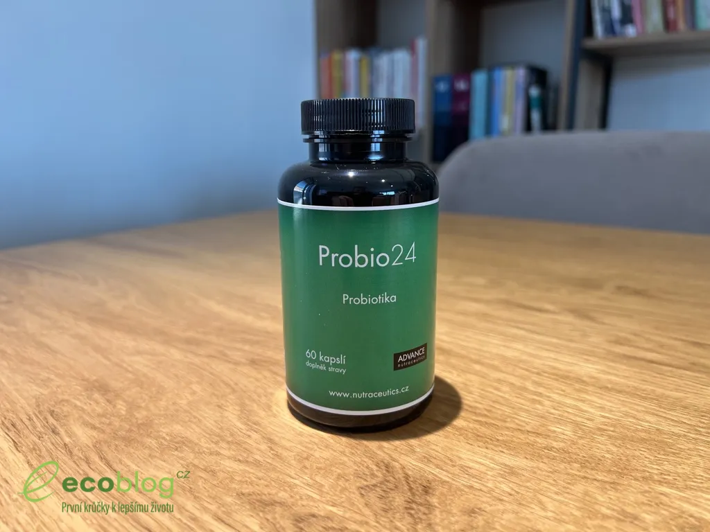 Detail kapslí probiotik Probio24 vysypaných z balení