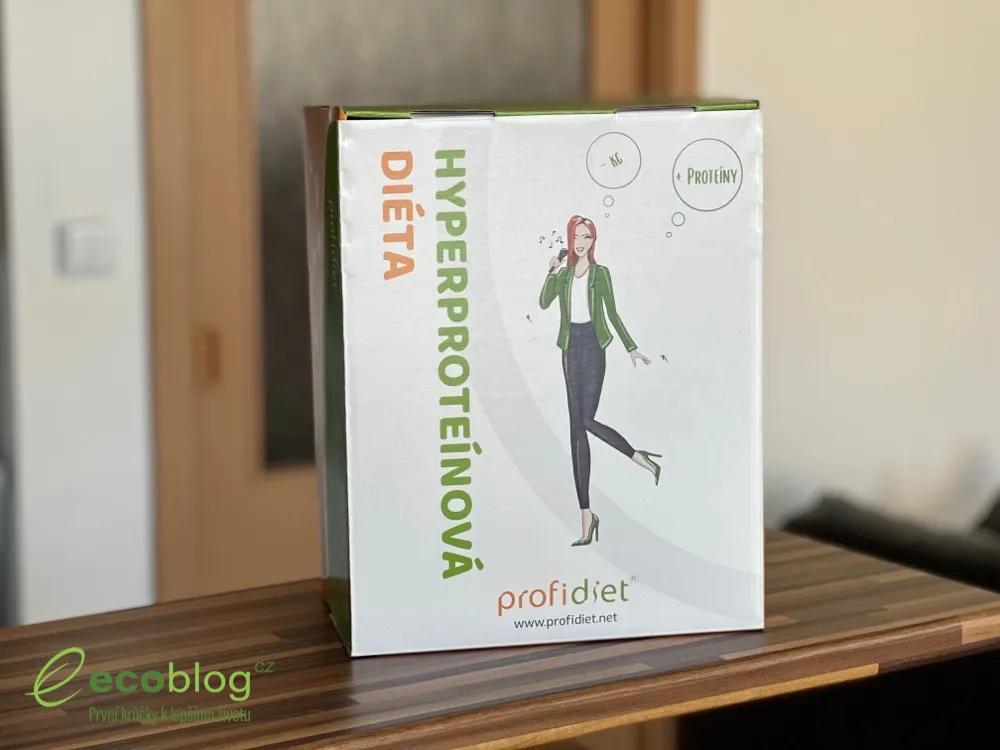 Rozbalený balíček proteinové diety Profidiet s instantními jídly a tyčinkami