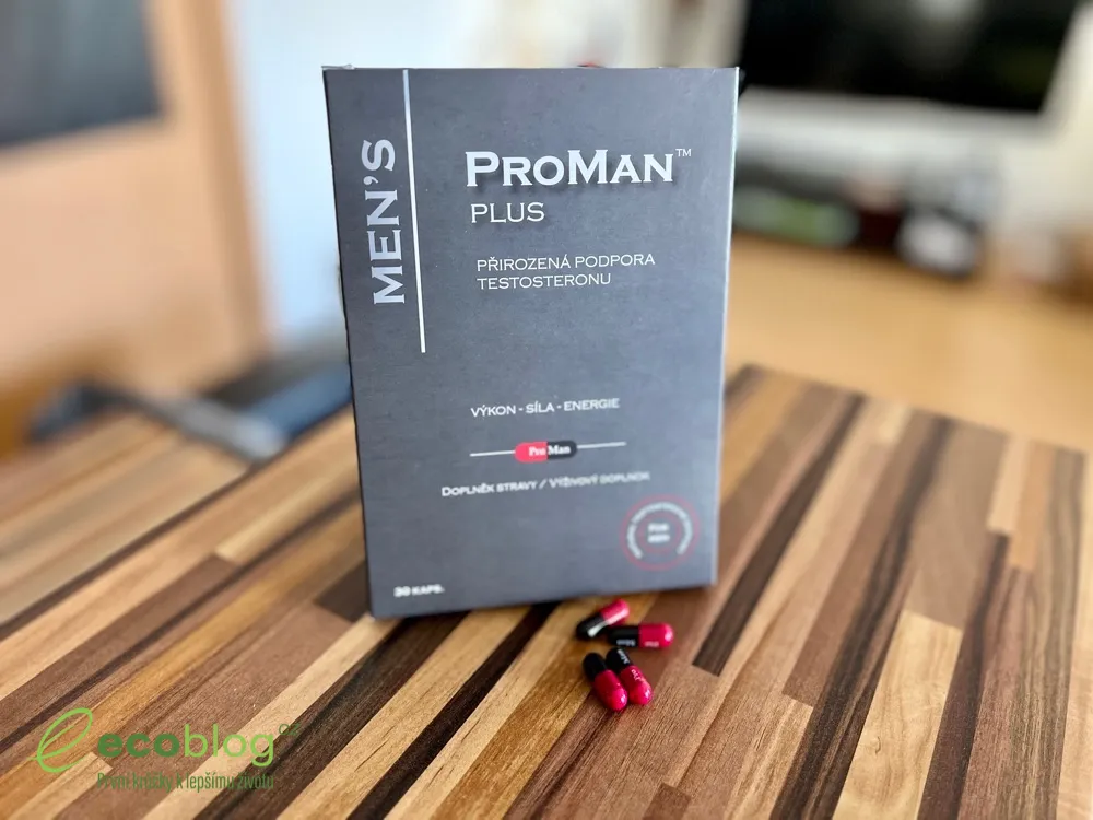 Jedna tableta ProMan Plus držená v dlani nad krabičkou