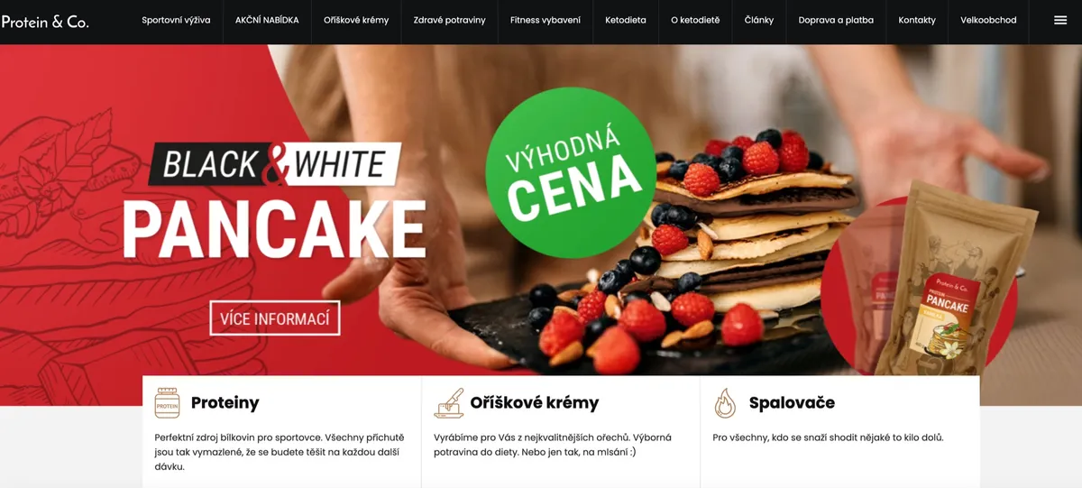 Sáčková balení proteinů Protein.Co s barevnou grafikou na stole