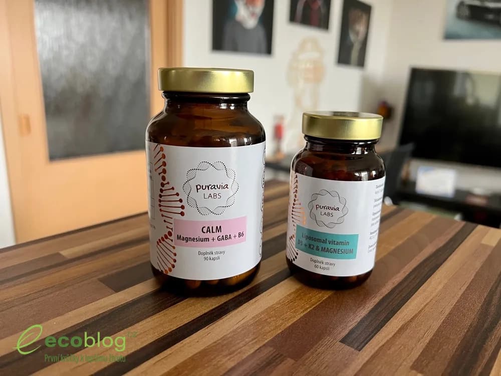 Doplňky stravy z e-shopu Puravia, hořčík na spánek a liposomální D3+K2, na stole
