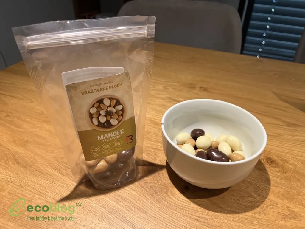 Příprava instantní kaše RageFitness Breakfast Dragon v hrnku
