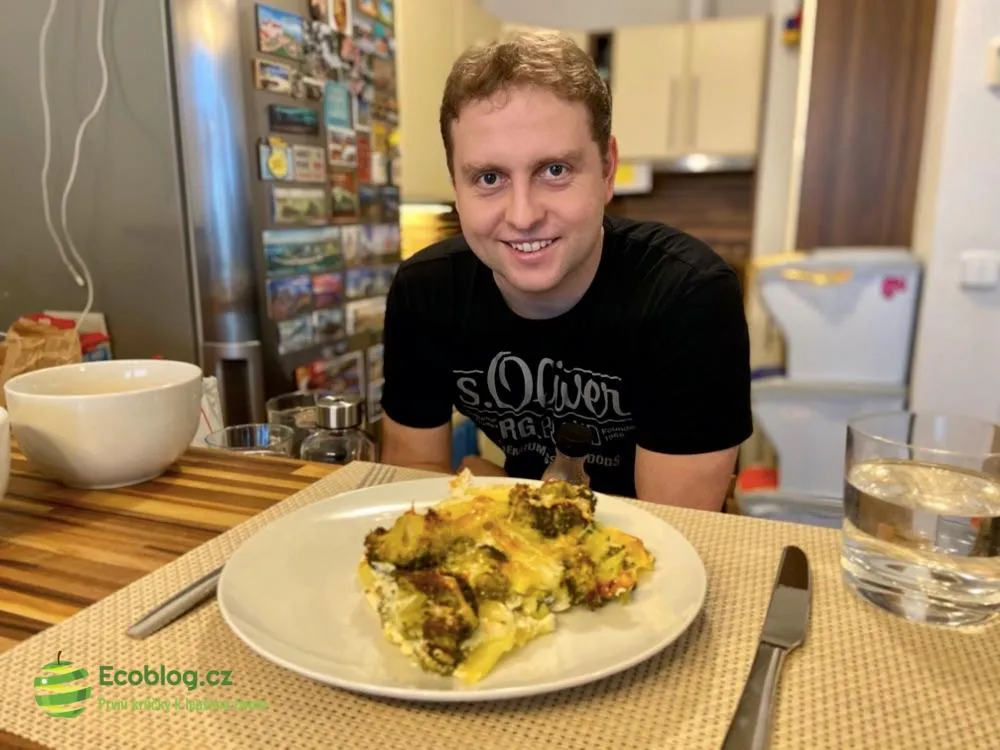 Hotová zapečená brokolice s bramborem a sýrem z Remosky