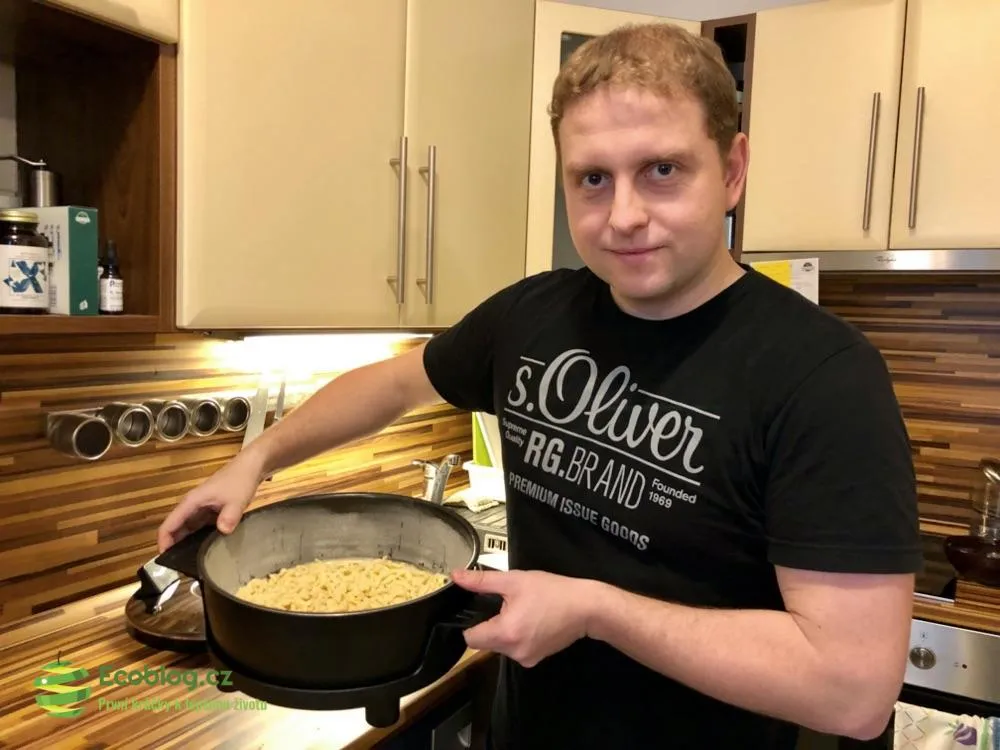 Příprava těsta na meruňkovou buchtu pečenou v Remosce