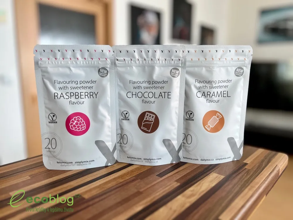 Sada produktů SimplyMix s koktejly, tyčinkami a příchutěmi pohromadě