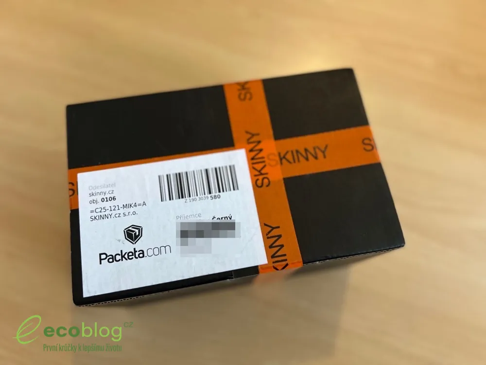 Balíček Skinny zabalený do firemní pásky se štítkem Packeta na stole