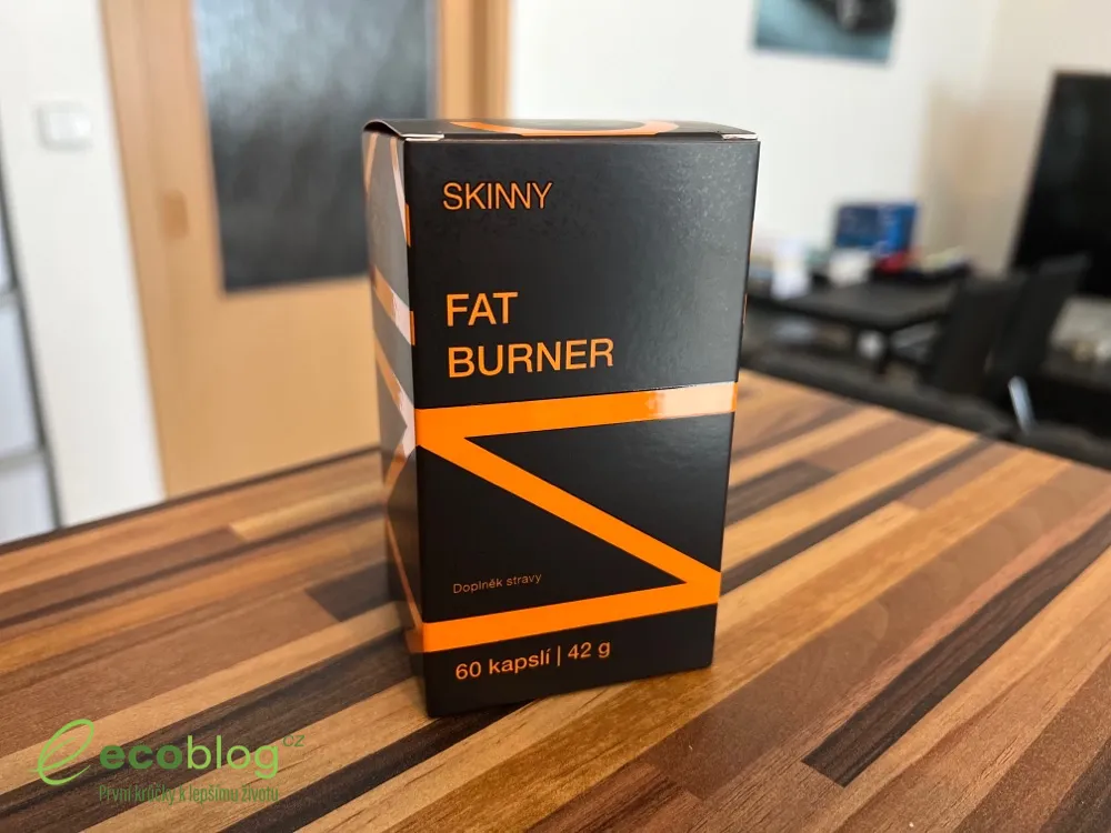 Otevřená dóza Skinny Fat Burner s bílými kapslemi vysypanými ve víčku