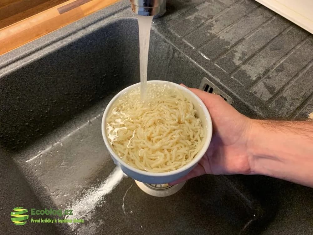 Příprava konjakových špaget Slim Pasta na pánvi se zeleninou