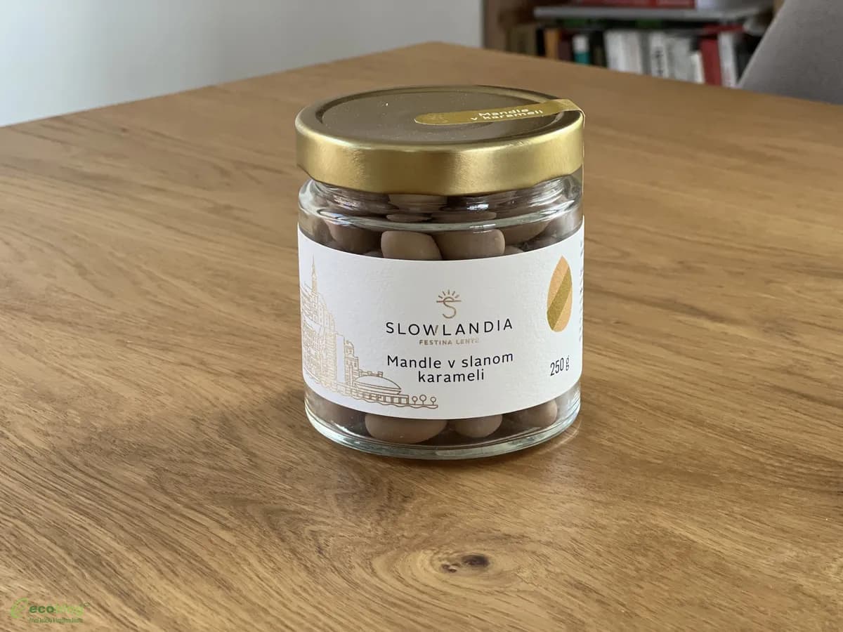 Solené mandle Slowlandia v misce