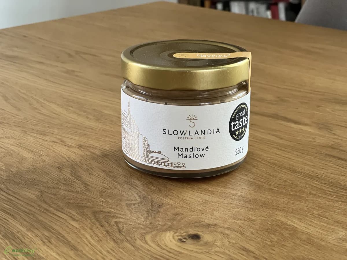 Lískové ořechy v bílé čokoládě s malinami od Slowlandia