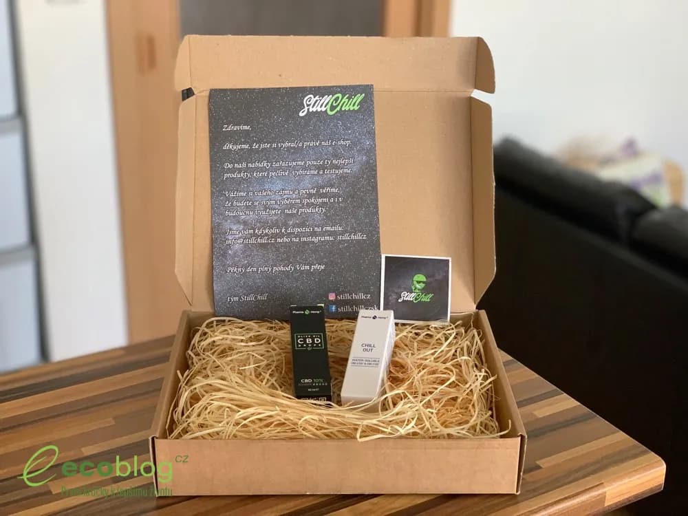 Krabice s CBD produkty Pharma Hemp z e-shopu StillChill na stole