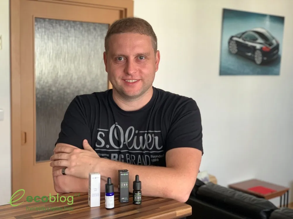 Lahvička CBD oleje Pharma Hemp v ruce