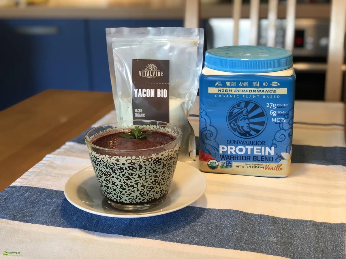 Prášek rostlinného proteinu Sunwarrior připravený k rozmíchání