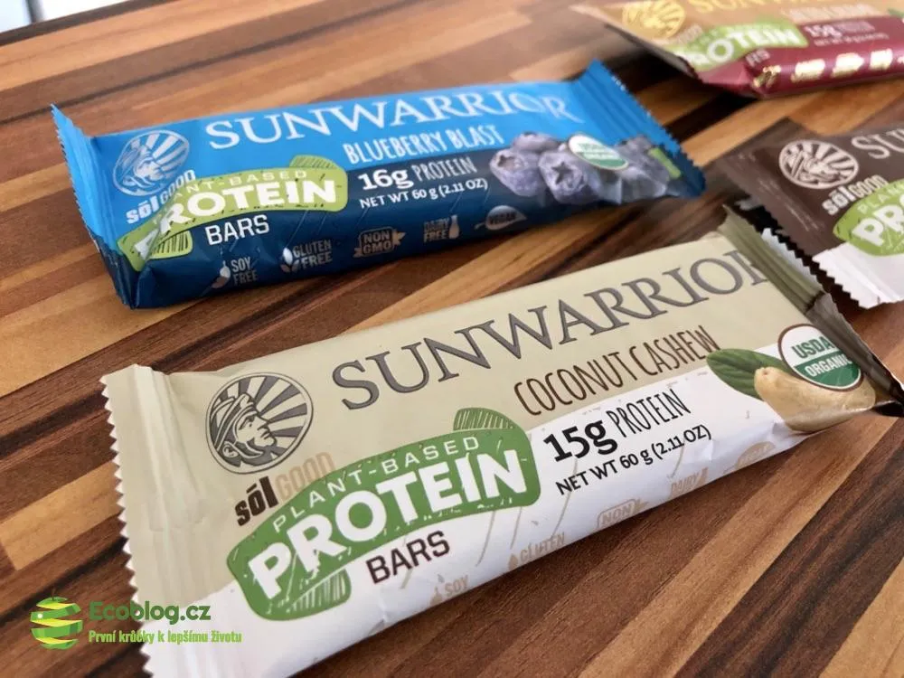 Smoothie z rostlinného proteinu Sunwarrior s banánem a borůvkami