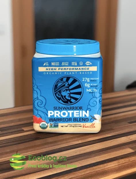 Balení rostlinného proteinu Sunwarrior Warrior Blend vanilka připravené k přípravě smoothie