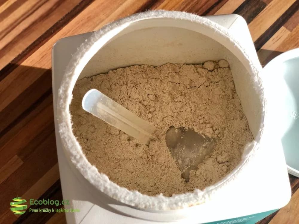 Detail prášku Sunwarrior Collagen Builder připraveného k rozmíchání
