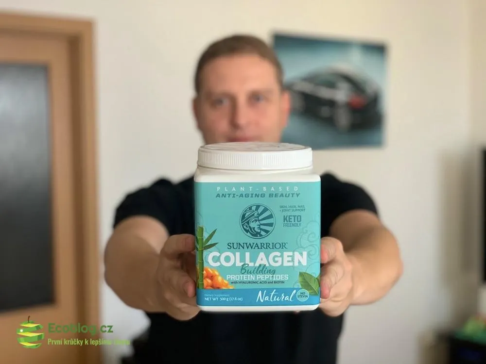 Sunwarrior Collagen Builder s viditelnými rostlinnými složkami