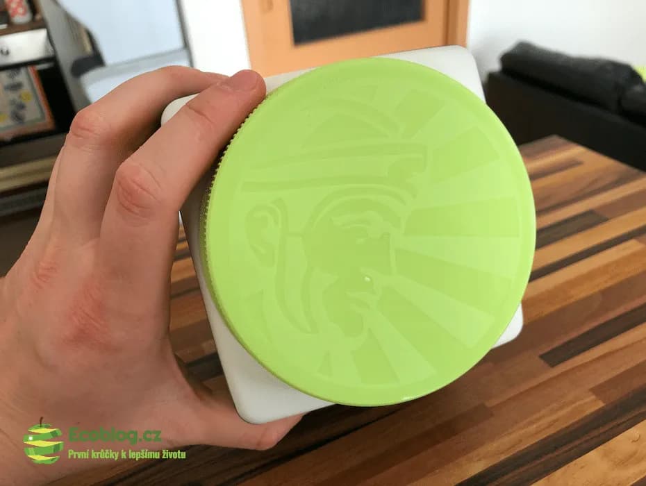 Sunwarrior Ormus SuperGreens, mátová verze rozmíchaná v nápoji