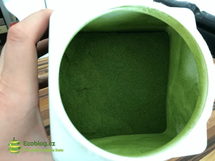 Příprava Sunwarrior Ormus SuperGreens, rozmíchání odměrky prášku ve vodě