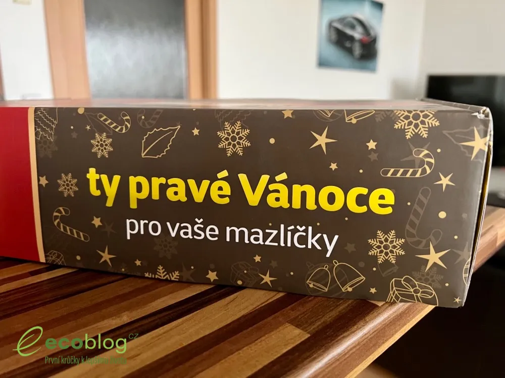 Obsah vánočního mystery boxu Super zoo: hračka, konzerva, jerky a tablety