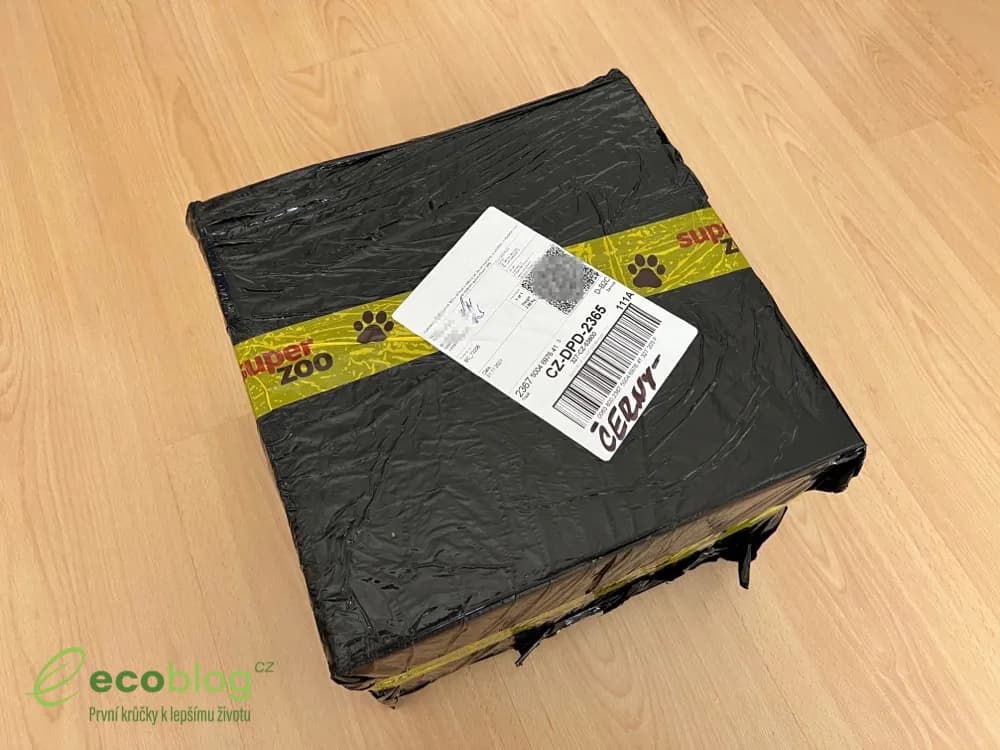 Otevřený mystery box Super zoo s průvodním dopisem a produkty pro psy