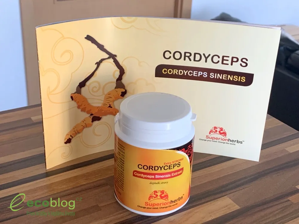 Rozbalený Cordyceps od Superionherbs s informační brožurkou