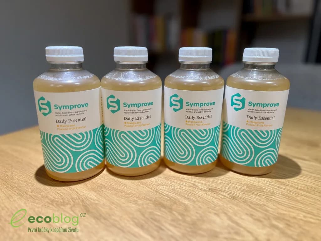 Doplňky stravy GS Klub rozložené na stole, koenzym Q10, multivitamin, magnesium a vitamíny