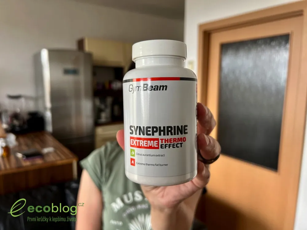 Kapsle Synefrin od GymBeam vysypané z balení